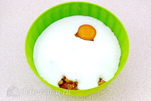 Добавляем яйцо, соли и разведенный с содой кефир