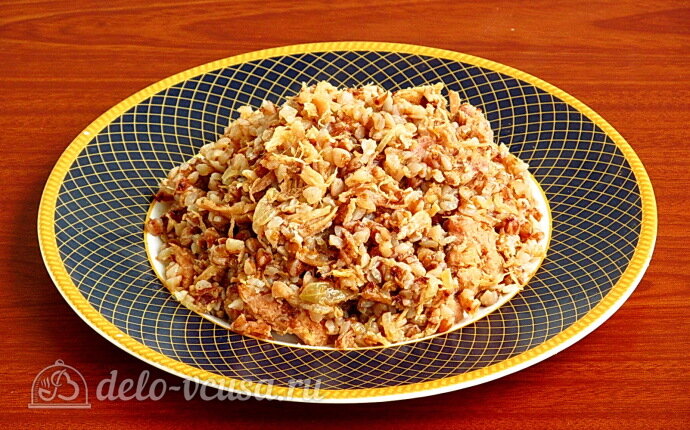 Гречневая каша с тушёнкой и луком готова