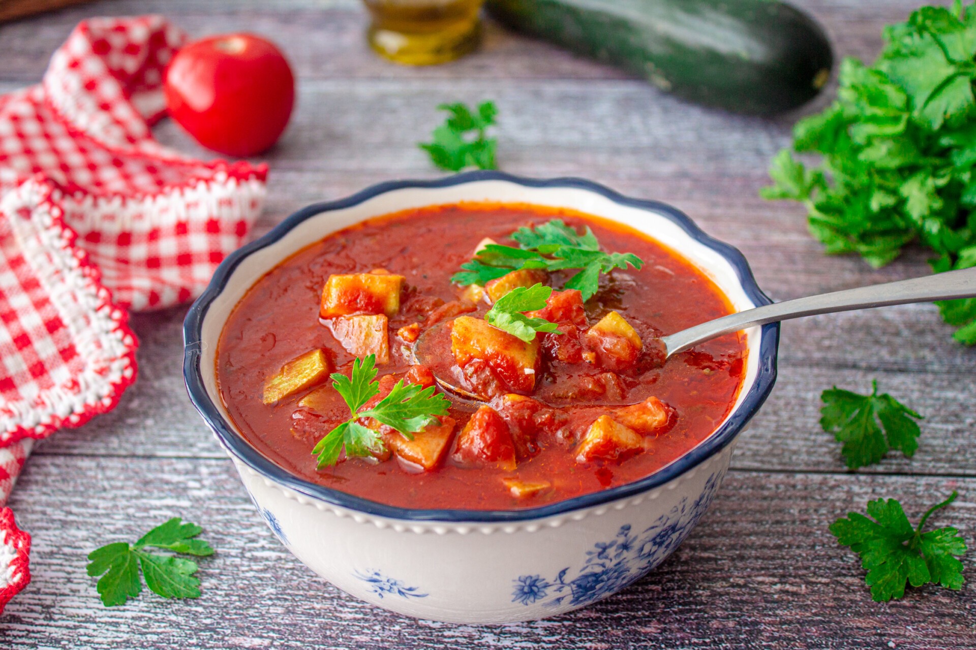 Томатный суп с кабачками и курицей в