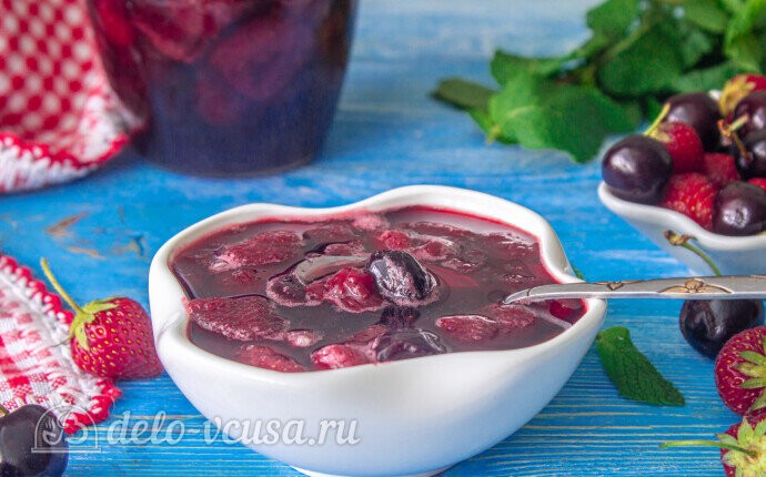 Варенье из клубники и черешни готово