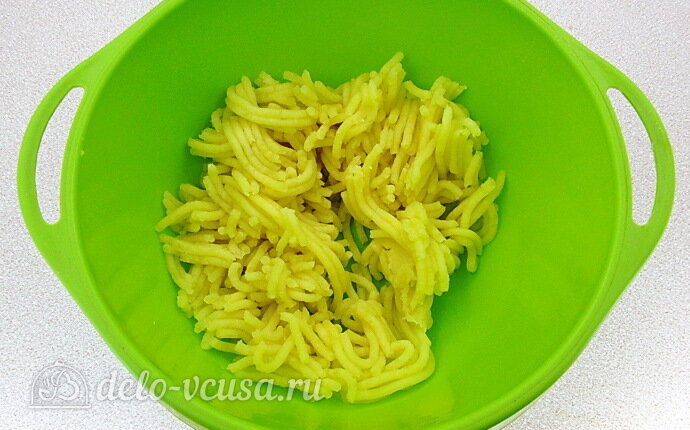 Перекручиваем готовый картофель на мясорубке