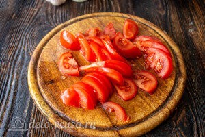 Режем томаты дольками