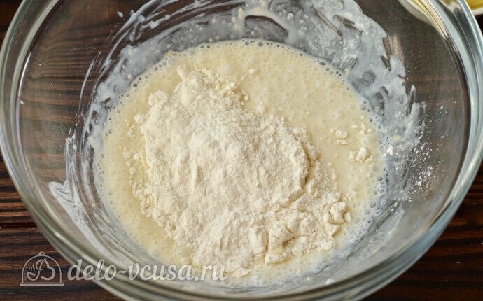 Доабвляем к кефиру две столовые ложки просеянной муки Доабвляем к кефиру две столовые ложки просеянной муки