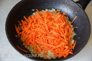 Добавляем морковь к луку