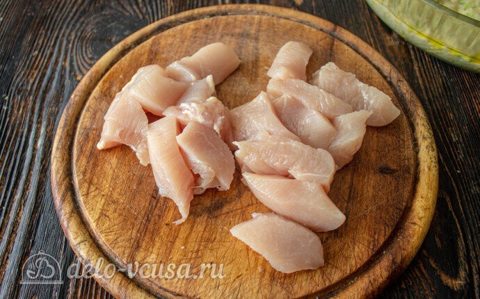 Куриное филе порезать кусочками