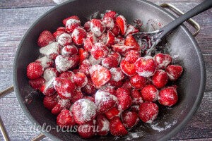 Перемешиваем ягоды осторожно