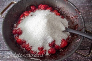 Добавляем сахар к ягодам