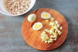 Яйца чистим и режем кубиками