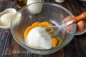 Яйца перемешиваем с сахаром