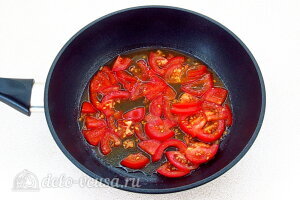 Обжариваем помидоры на сковороде