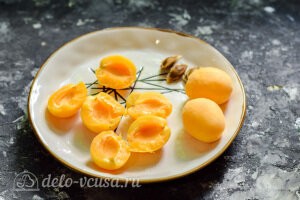 Разбираем свежие абрикосы на половинки