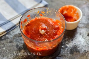 Добавляем томатный соус к перцам