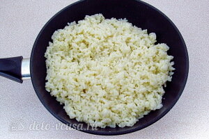 Кладем рис на раскаленную сковороду со сливочным маслом