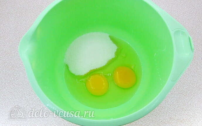 Взбиваем яйца с сахаром