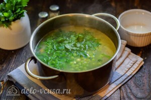 Добавляем в суп измельченную зелень и даем ему настояться