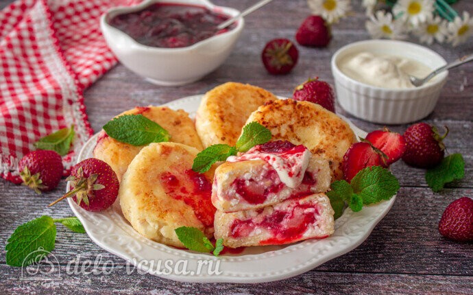Сырники с клубникой на сковороде готовы
