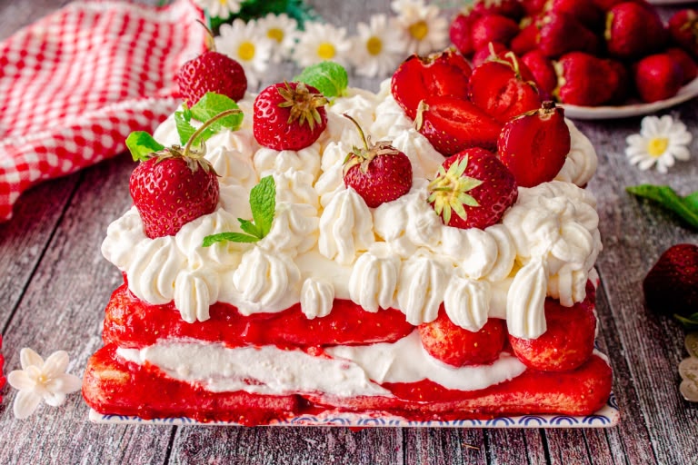 Тирамису с клубникой без яиц за 10 минут