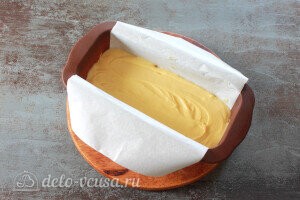 Выливаем тесто с смазанную маслом форму