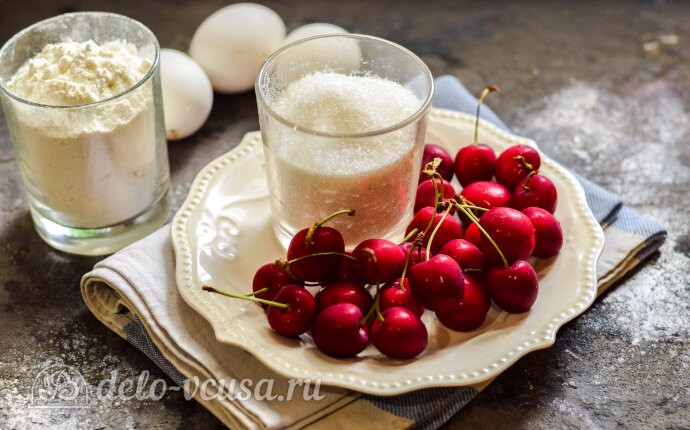 Воздушная шарлотка с черешней: Ингредиенты
