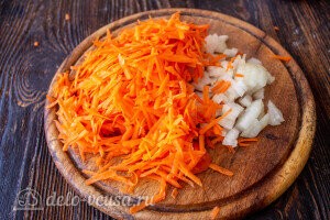 Трем морковь и режем лук