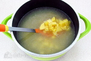 Кладем картошку в бульон для супа