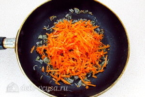 Добавляем морковь к луку