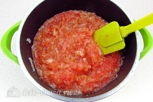 Перемешиваем луково-томатную массу и увариваем ее в течение 30 минут