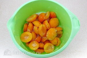 Хорошо перемешиваем абрикосы с сахаром