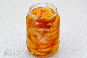 Переливаем абрикосы с сиропом в стерилизованные банки
