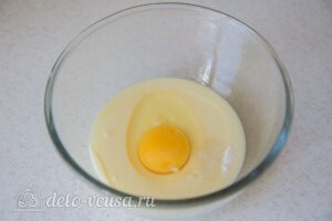 Соединяем сгущенное молоко с яйцом