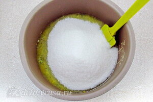 Кладем пюре в чашу мультиварки и добавляем сахар