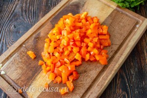 Режем кубиками морковь