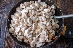 Добавляем грибы в сковороду