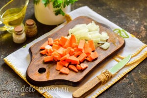 Режем лук и морковь