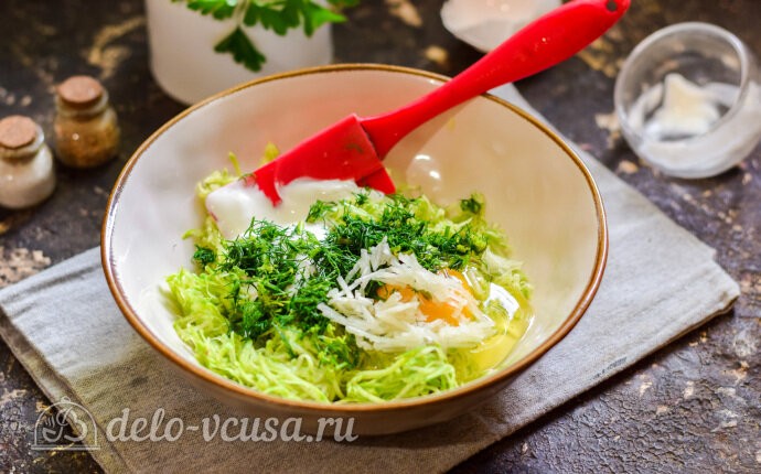 Добавляем чеснок и зелень