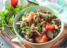 Рецепт теплый салат с куриной печенью и помидорами