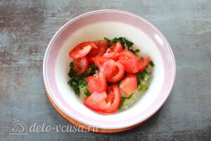 Теплый салат с куриной печенью и помидорами: Добавляем помидоры к зелени и луку