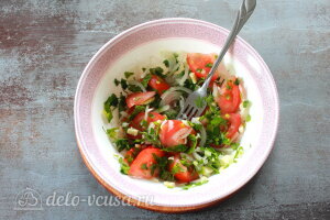 Теплый салат с куриной печенью и помидорами: Добавляем специи и перемешиваем