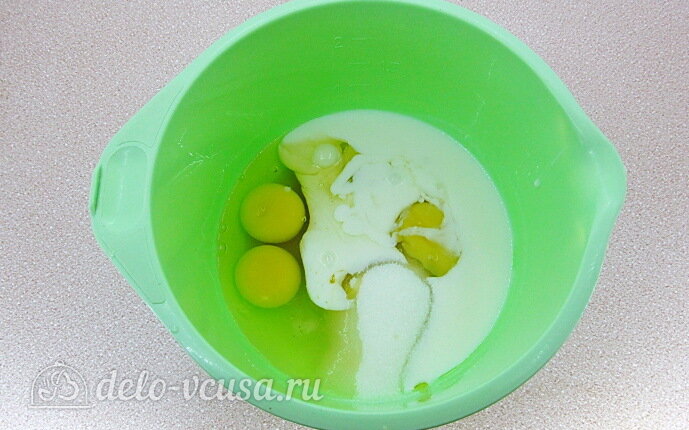 Соединяем яйца, кефир, мед и сахар