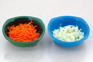 Морковь трем на терке, а лук режем кубиками