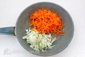 Кладем лук и морковь на разогретую сковороду
