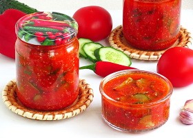 Рецепт закуска «пикантная» из помидоров, огурцов и перца в мультиварке