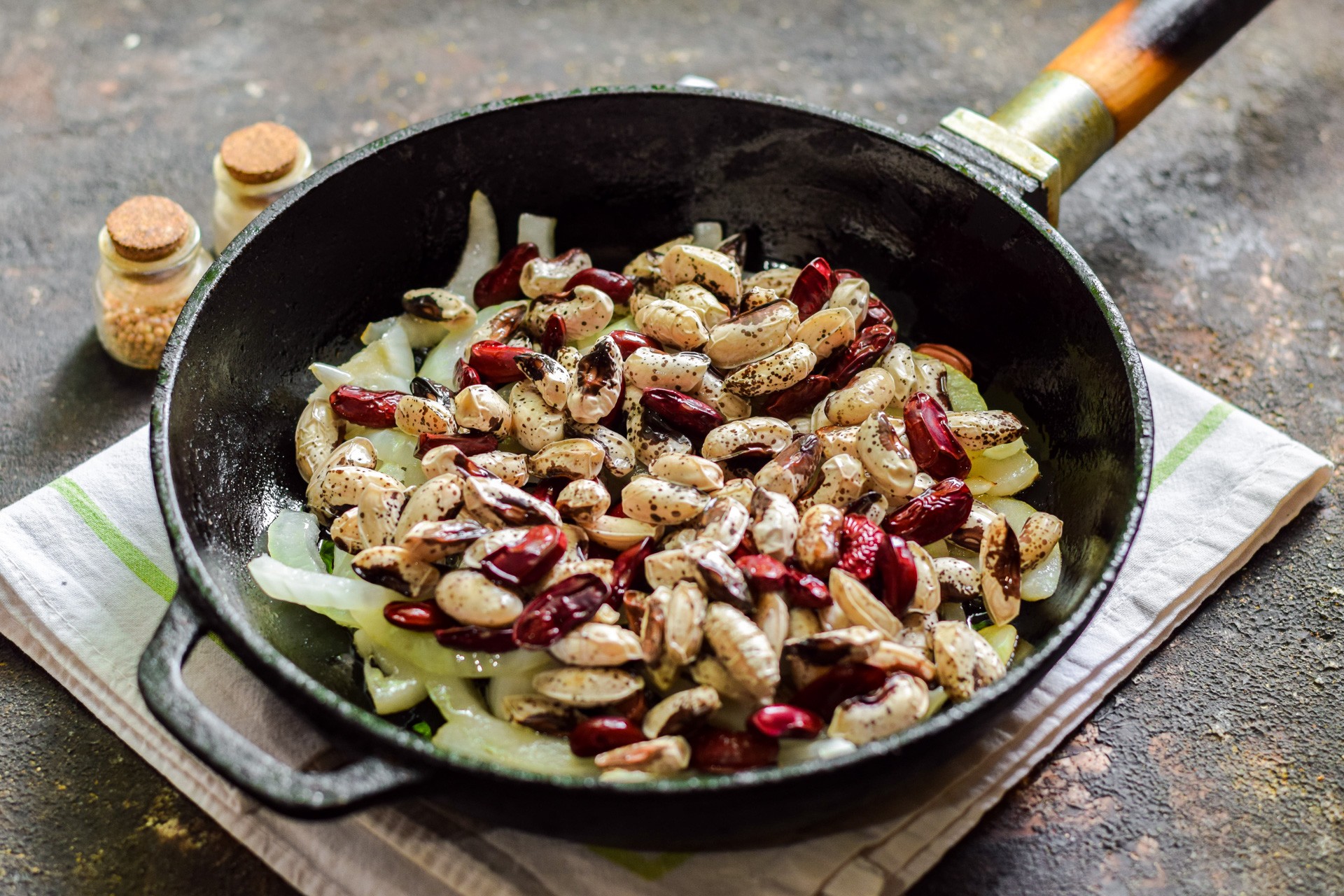 Фасоль жареная с луком и овощами