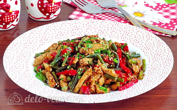 Рецепт жареные чесночные стрелки с курицей и перцем