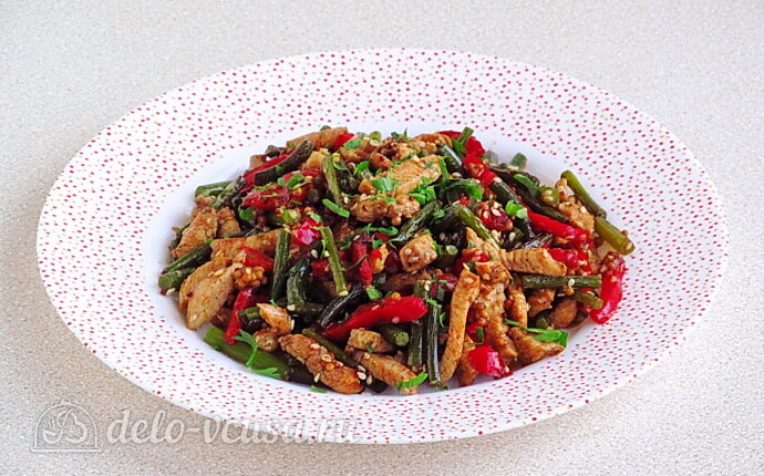 Жареные чесночные стрелки с курицей и перцем готовы