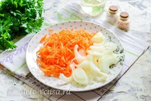 Кабачки по-корейски на зиму без стерилизации: Измельчаем лук и морковь