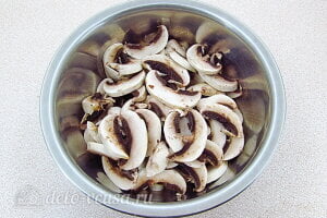 Куриная печень с грибами и кабачками: Режем шампиньоны