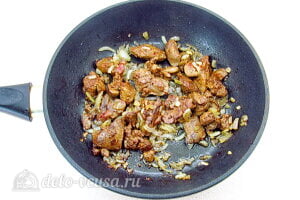 Куриная печень с грибами и кабачками: Обжариваем лук