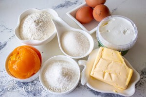 Пирог с консервированными персиками и рикоттой: Ингредиенты