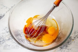 Пирог с консервированными персиками и рикоттой: Соединяем сахар, яйца и ванильный экстракт
